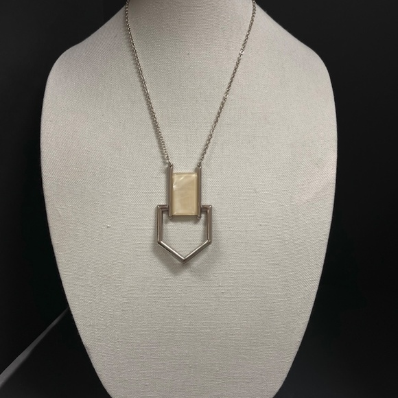 WHBM White House Black Market Mother of Pearl Pendant Vintage Necklace - Picture 2 of 6